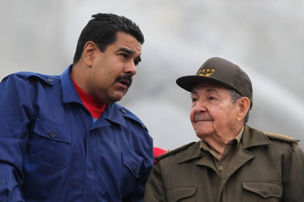 Con más de 10 mil firmas jóvenes rechazan presencia de Castro y Maduro en Chile