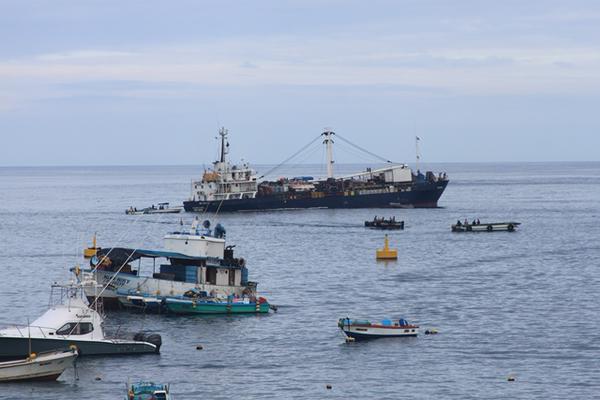 Piden declarar emergencia en Galápagos por buque encallado