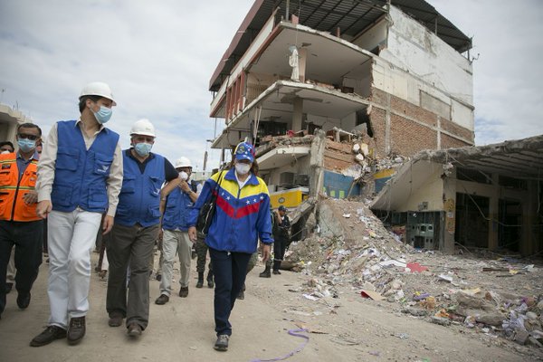 Canciller Long y secretario de Unasur visitan zona afectada por terremoto
