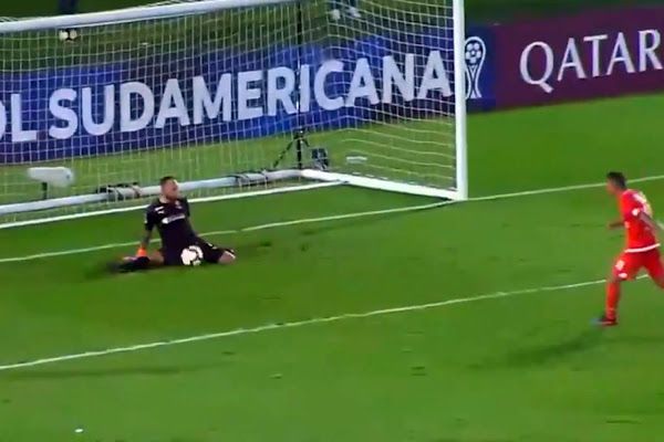 Despiden a futbolista por patear mal un penal en Copa Sudamericana