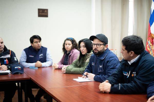 Reunión en la que está el presidente de Chile, Gabriel Boric, junto al personal militar, encabezando un comité de crisis por la caída del puente en la región de Maule.