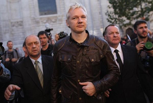 Simpatizantes de Assange se congregan para pedir su libertad