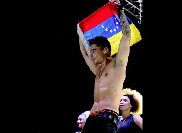 Maluma se vuelve tendencia en Twitter por levantar al revés bandera venezolana