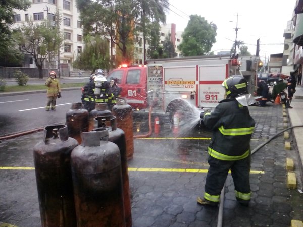 Incendio por fuga de gas en restaurante de Quito deja dos heridos