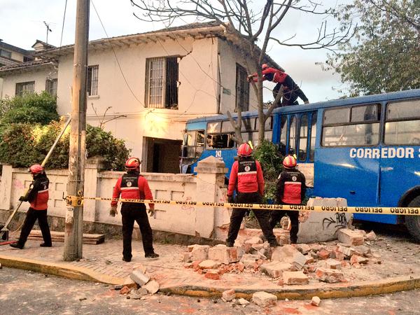 Un bus se estrelló contra una casa en La Gasca, norte de Quito