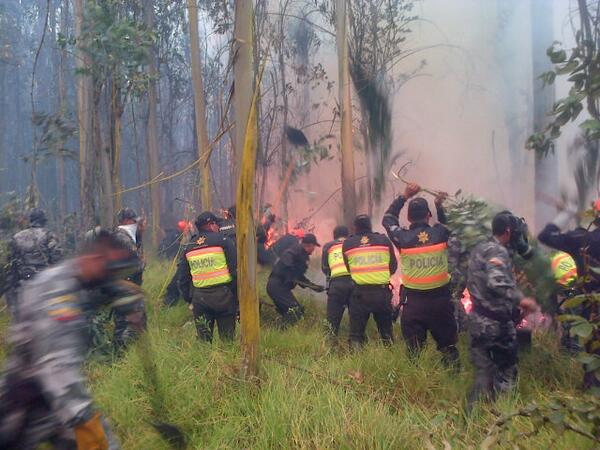 Tres helicópteros atienden incendio forestal en Quito
