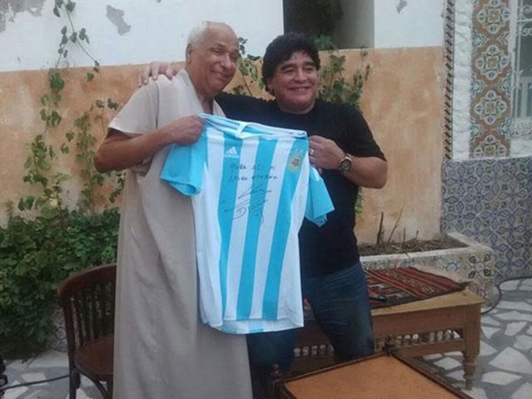 Maradona visita a árbitro que no vio la “mano de Dios”
