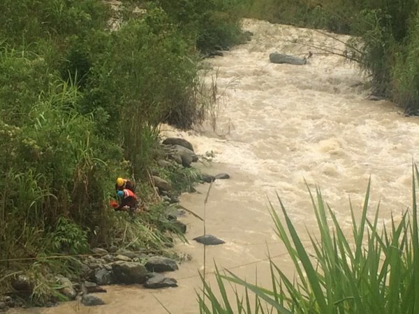 Recuperan cadáveres de familia arrastrada por crecida de río Chimbilaco