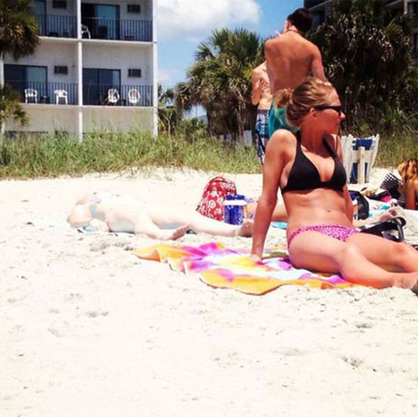 La foto de una mujer en bikini en la playa que se viralizó