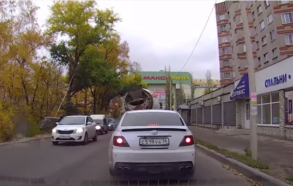 (VIDEO) Una carretera se &quot;tragó&quot; un camión en Rusia