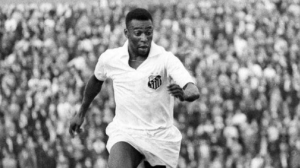 Pelé jugando para el Santos de Brasil