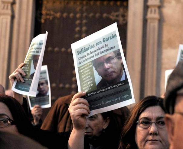 Juez Garzón absuelto en juicio por investigar crímenes del franquismo