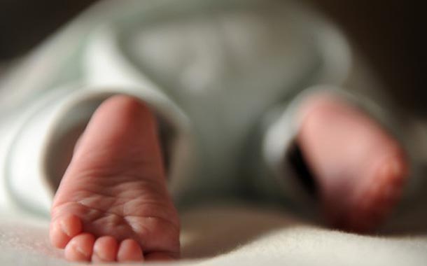 Una mujer da a luz un bebé a partir de un embrión congelado 16 años atrás