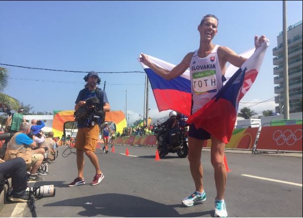 Eslovaco Toth gana medalla de oro en los 50 km marcha