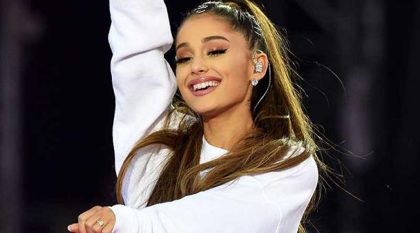 Ariana Grande reanuda gira en París tras atentado de Manchester