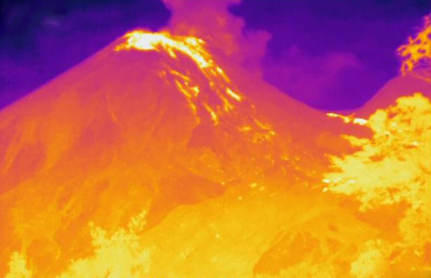Reportan leve caída de ceniza desde el volcán Reventador