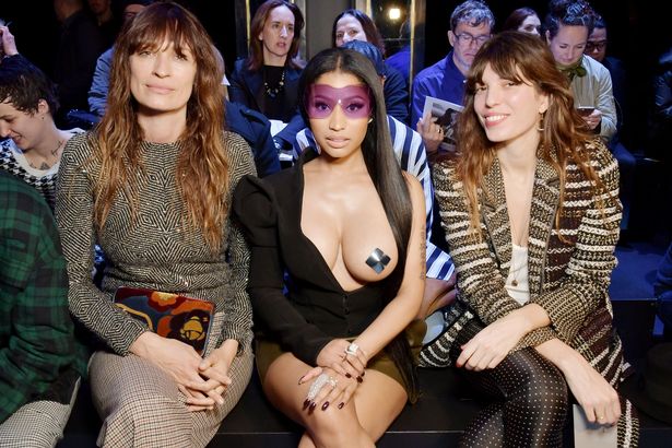 Nicki Minaj llegó con un &quot;pecho al aire&quot; a la Semana de la Moda en París