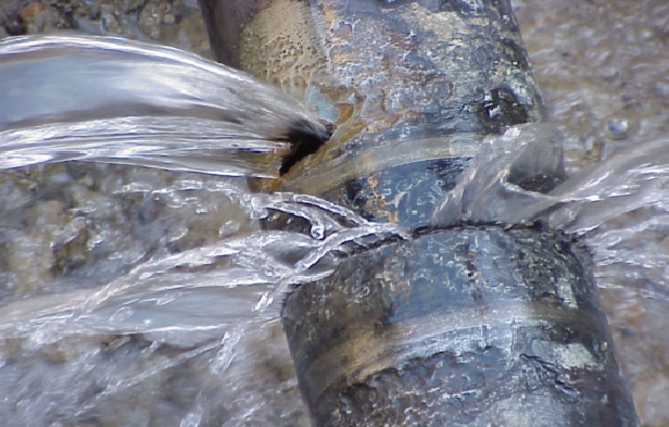 Reportan corte de agua por daño en tubería en Guerreros del Fortín