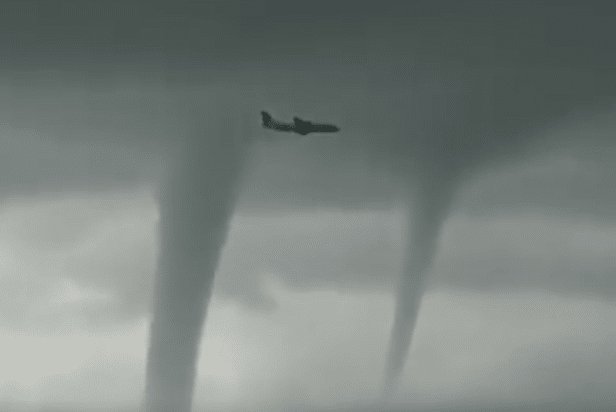 El aterrador aterrizaje de un avión cerca de tres tornados en Rusia