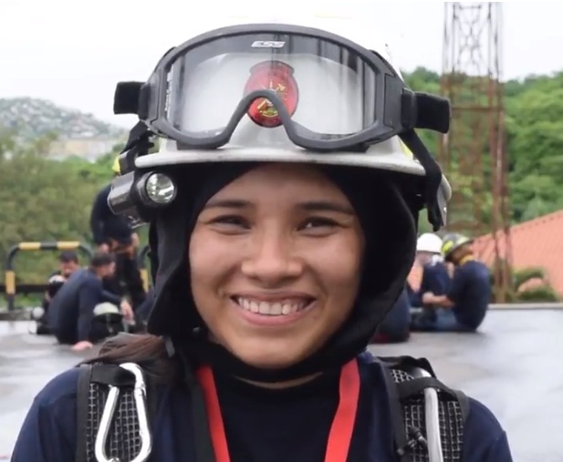 Paola Cevallos, la bombera ecuatoriana que ayuda a rescatar vidas en México