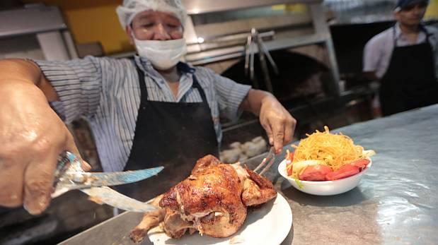 (VIDEO) Sujetos asaltan restaurante y se llevan hasta el pollo