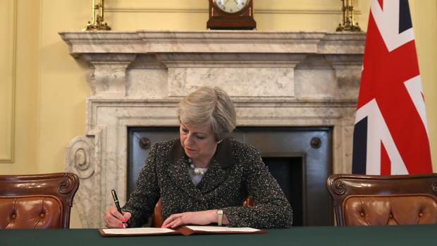 Reino Unido: Theresa May firma la carta que iniciará el Brexit