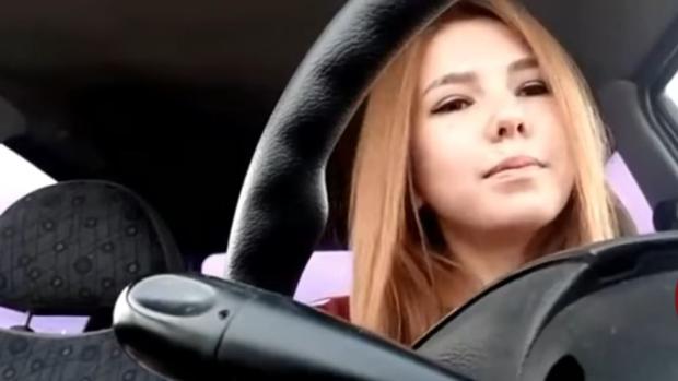 Una joven graba su propia muerte por usar el celular mientras conducía