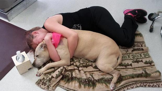 La mujer que emocionó a Snapchat con el último día de vida de su perrita enferma