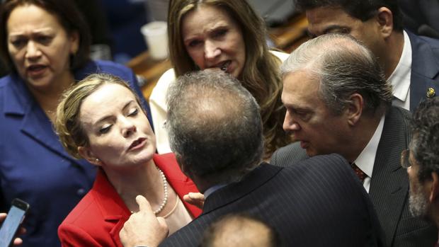Gritos e insultos interrumpen juicio de destitución contra Dilma