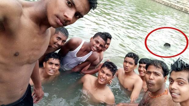 Amigos se toman selfie, pero no se dan cuenta de que uno de ellos se ahoga