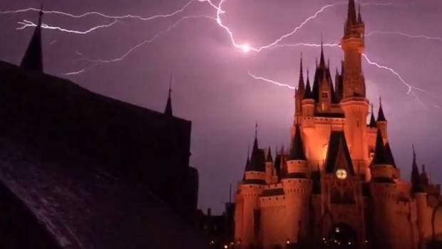 (VIDEO) Captan instante en que un rayo ilumina el castillo de La Cenicienta
