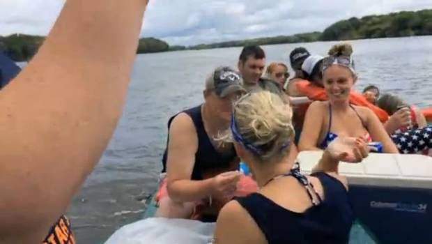 Mujer bota anillo al lago y arruina propuesta de matrimonio
