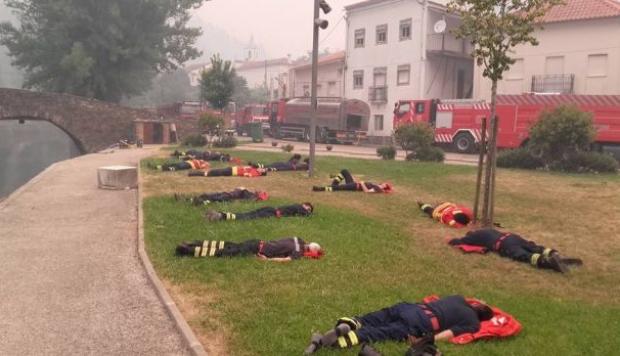 Foto de bomberos durante incendio en Portugal se vuelve viral