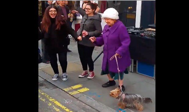 Mujer de la tercera edad y su perro bailan al ritmo de Daft Punk en plena calle