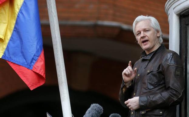 Ministro británico arremete contra Julian Assange