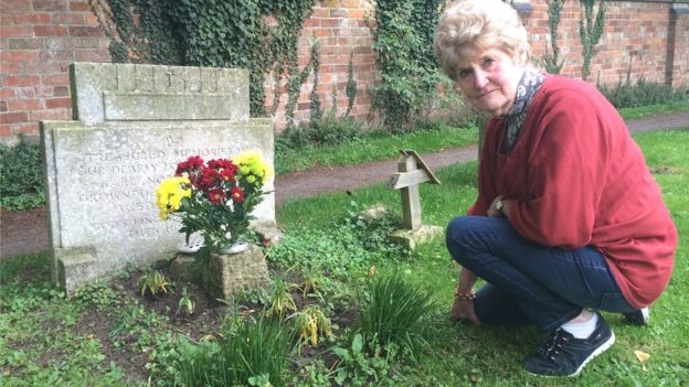 Cómo una mujer descubrió quién era el extraño que iba a visitar la tumba de su hermano desde hacía 70 años