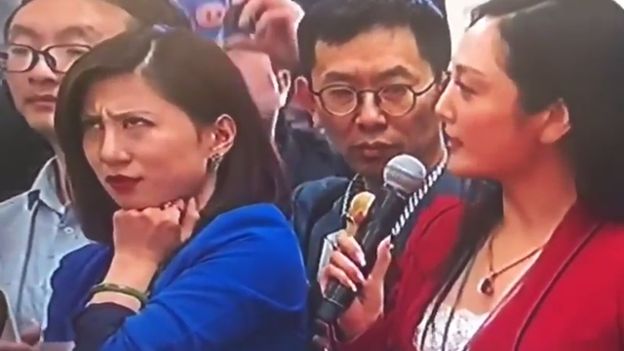 Periodista china realiza sorprendentes gestos y se hace viral