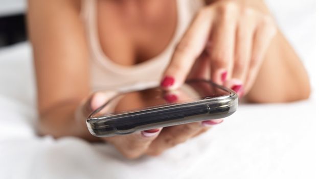 La escuela que obliga a sus alumnas a desintoxicarse digitalmente y les prohíbe totalmente usar el celular