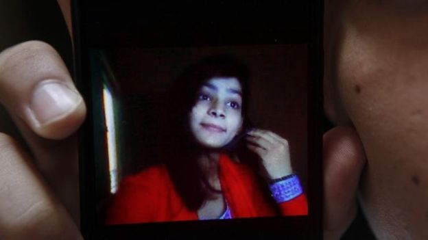 Pakistán: la madre que torturó, estranguló y quemó a su hija porque se casó por amor