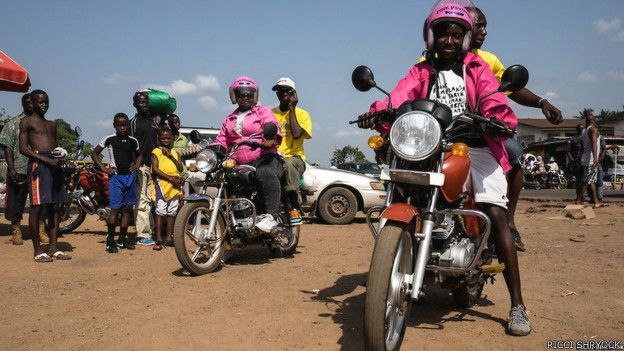 Las mototaxistas que se visten de rosa para evitar robos