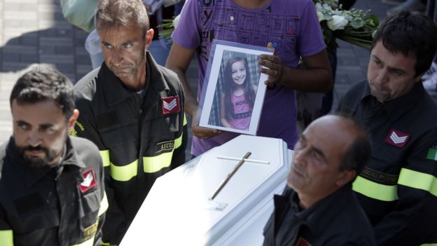 La emotiva carta de un bombero a una niña víctima del terremoto en Italia
