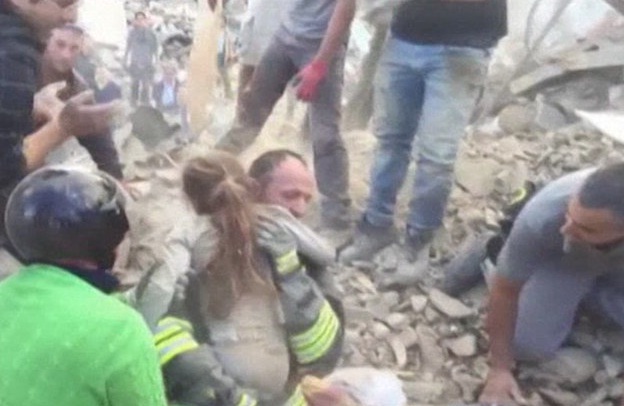 Rescatan a niña tras 16 horas bajo escombros de terremoto en Italia