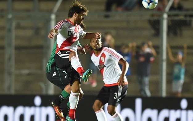 Arturo Mina recibe un codazo en partido amistoso de River Plate