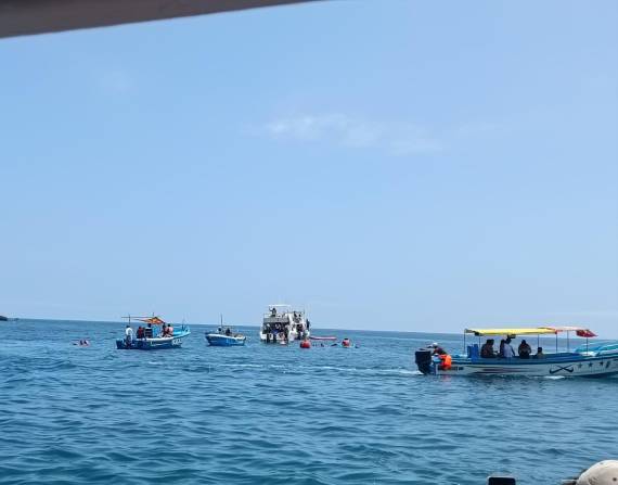 Embarcaciones con visitantes en la playa de Salango