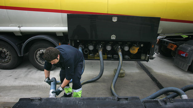 Gobierno regula precios de combustibles para varios tipos de transportes