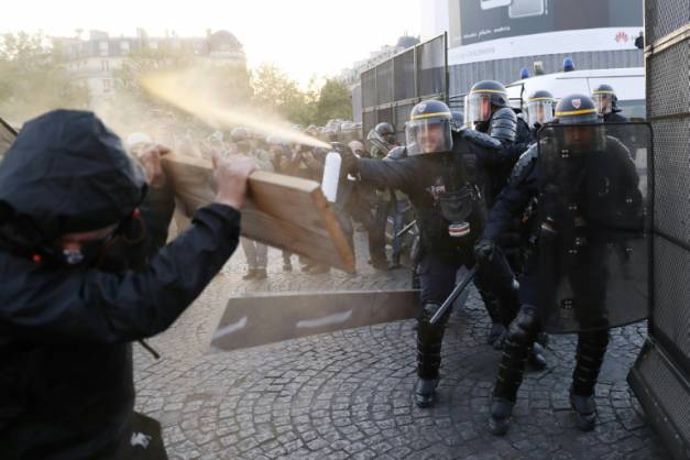 29 detenidos y 9 heridos en las protestas contra el resultado electoral en Francia