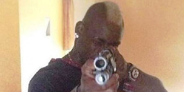 Mario Balotelli saluda, pistola en mano, a quienes lo odian