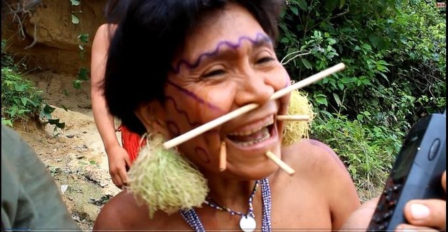 Hombre encuentra a su madre perdida en una tribu de la Amazonia