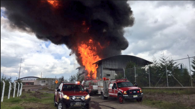 50 agentes del Cuerpo de Bomberos sofocaron incendio en fábrica de Quito