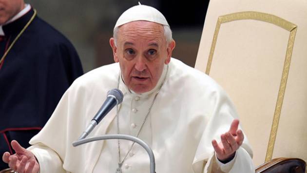 Papa alerta del &quot;pecado&quot; de recortes injustos de empleo